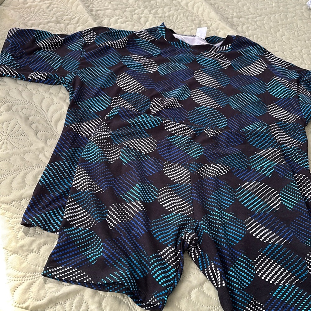 This is a size m never wore is new is great to hangout on the park